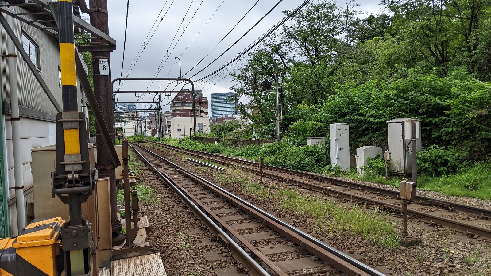 元駒場駅西の踏切から駒場東大前駅を望む