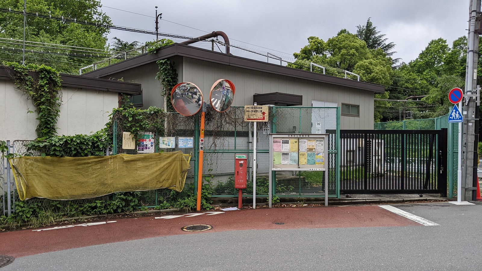 駅っぽい建物を北側から撮る