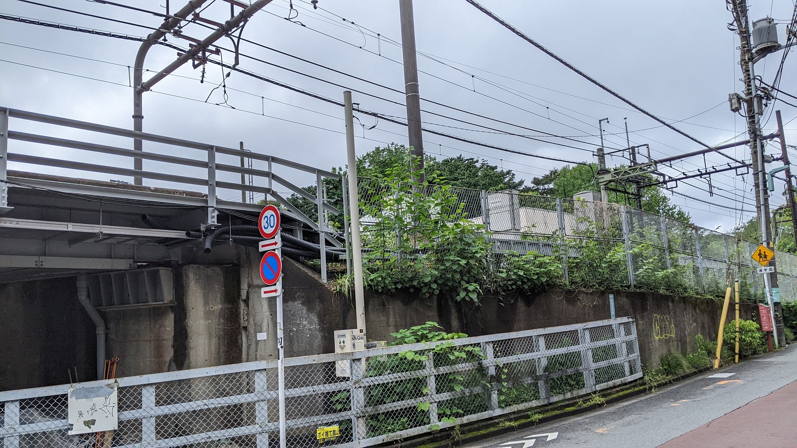 高架下北側から