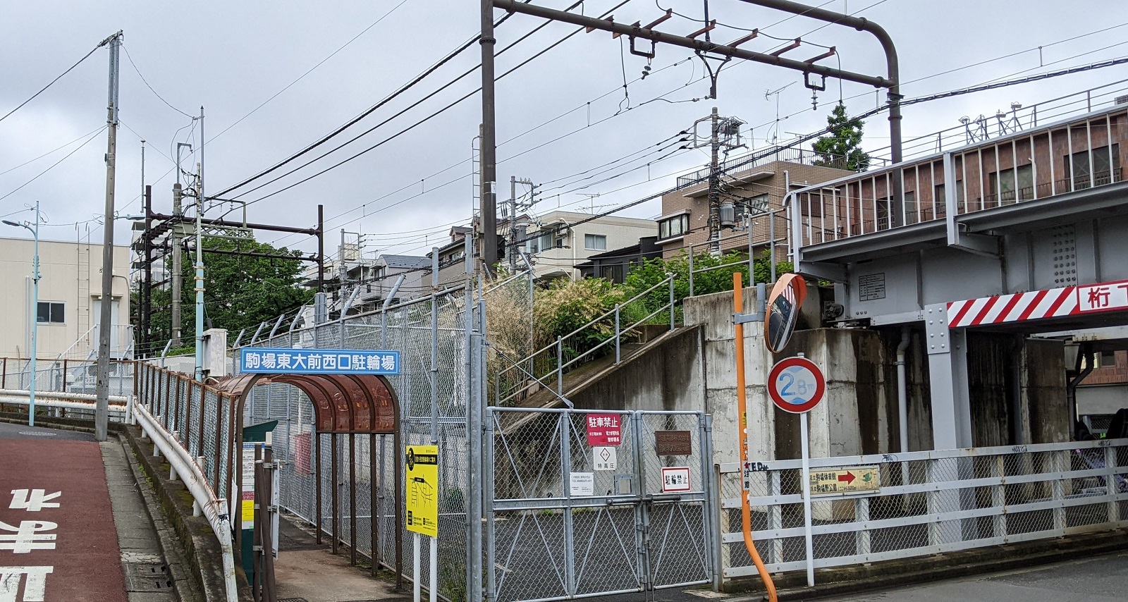 高架下南側から