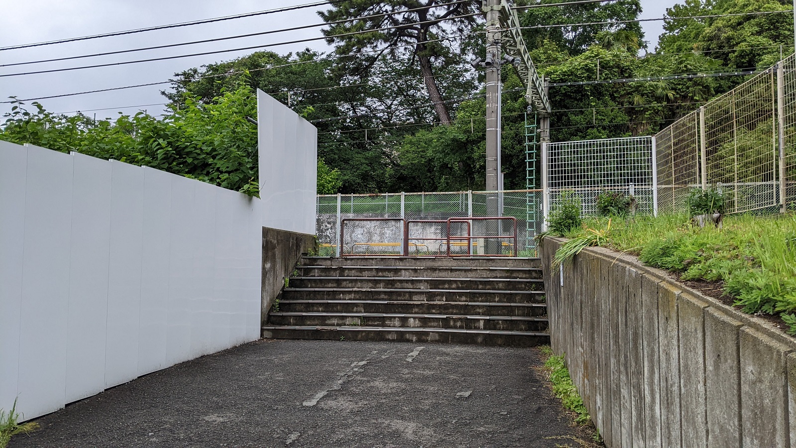 東大前駅南側より2