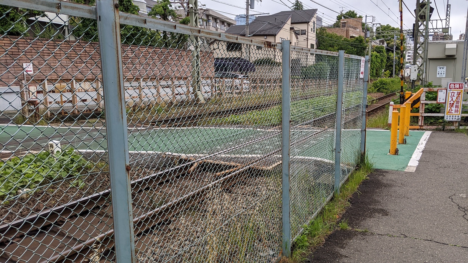東大前駅東側踏切を神泉方面に向けて撮る
