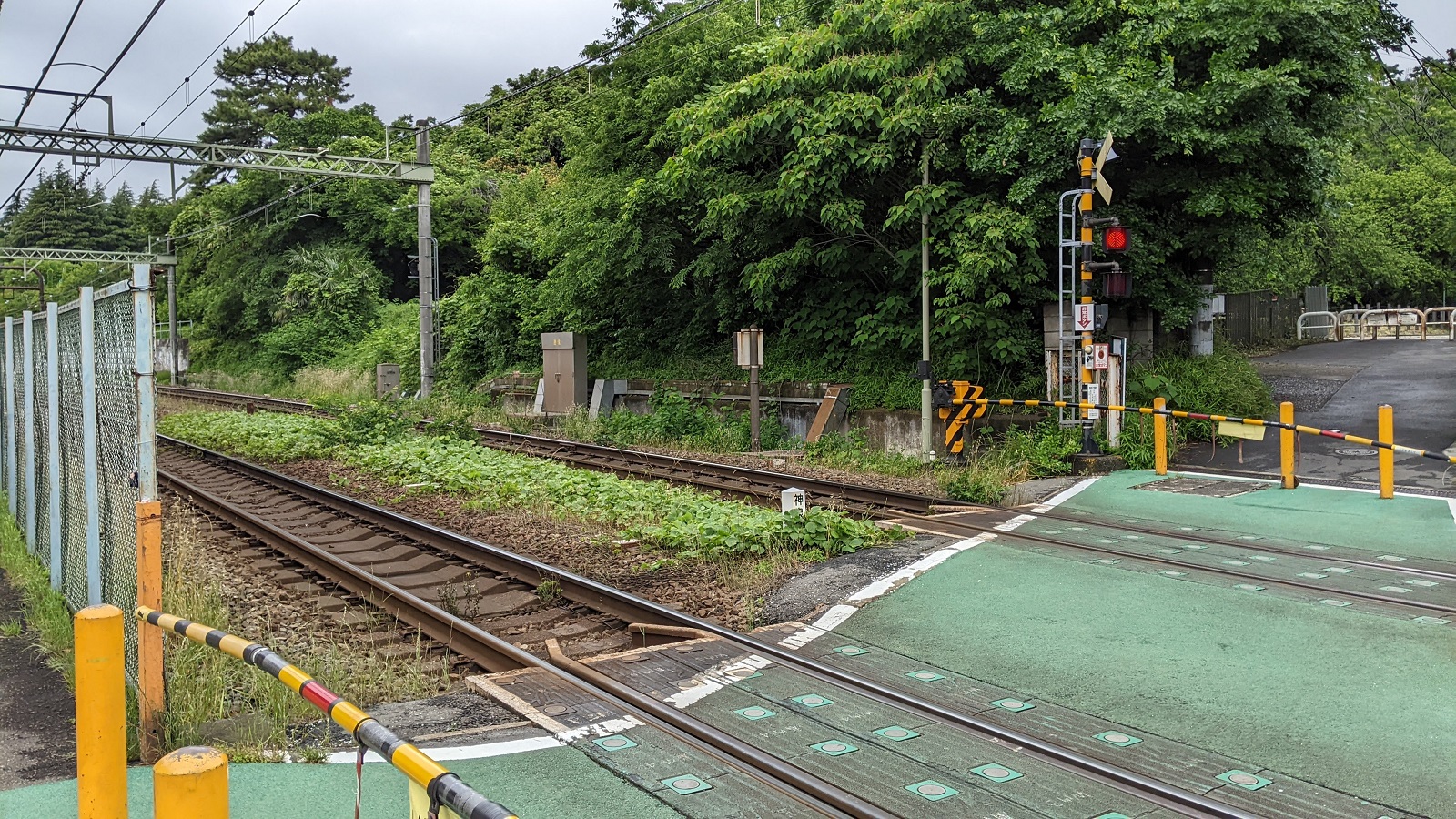 東大前駅東側踏切を東大方面に向けて撮る